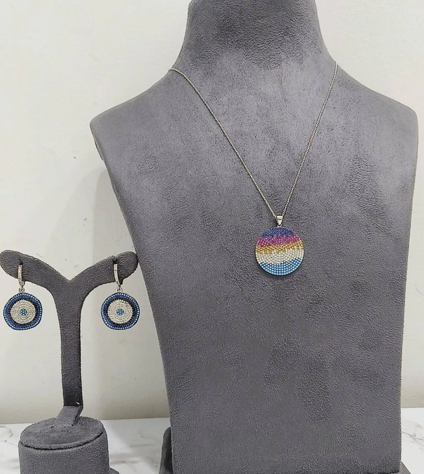 Pendent set