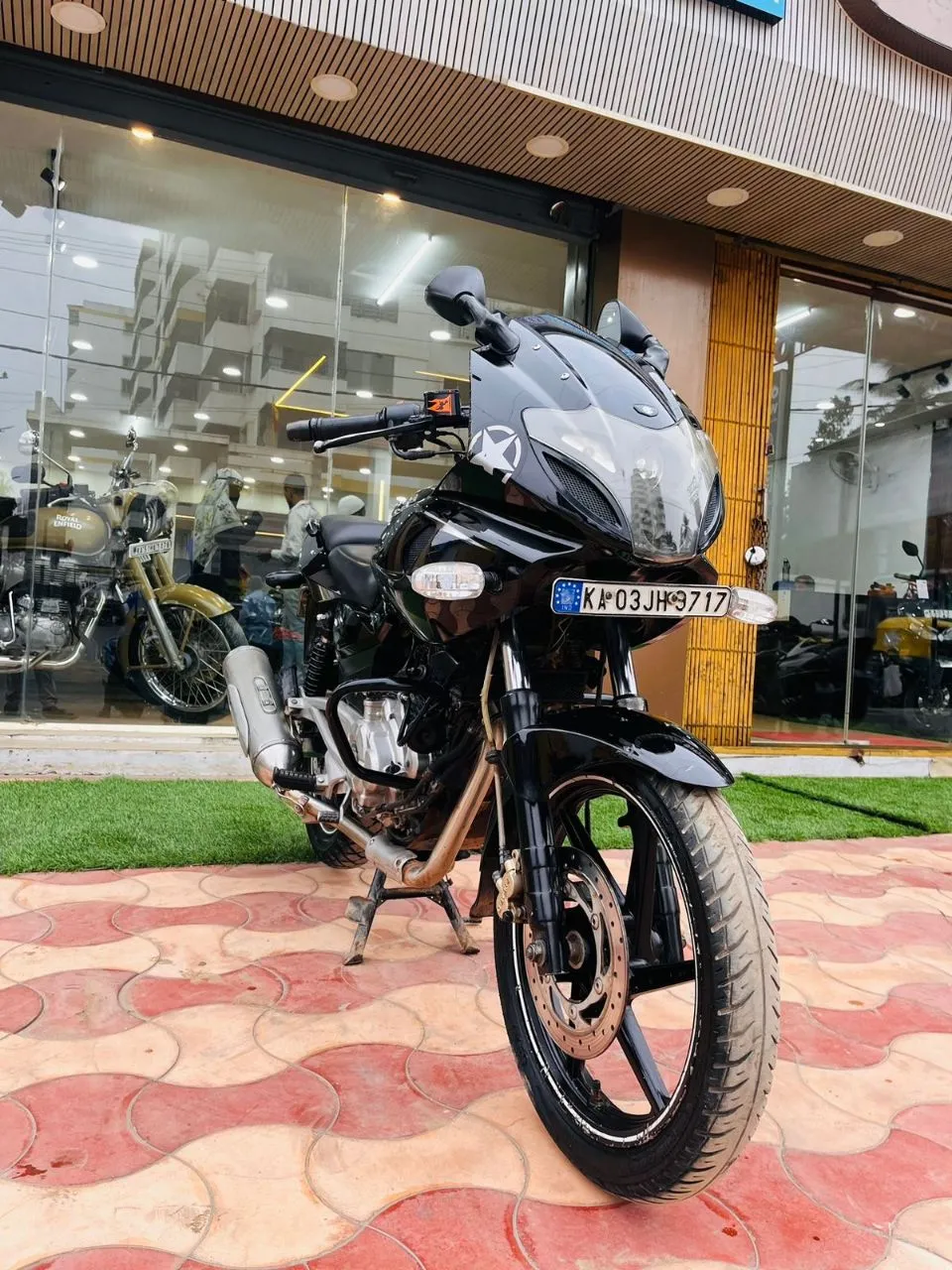 Pulsar 220F